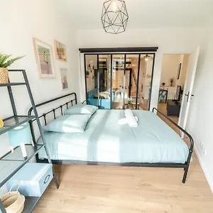 https://le-tanneurs-charmant-6-pers-pieds-du-mtro-valmy.hotels-rhonealpes.com